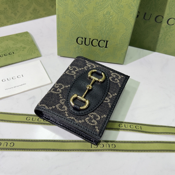 グッチ財布コピー着用イメージ